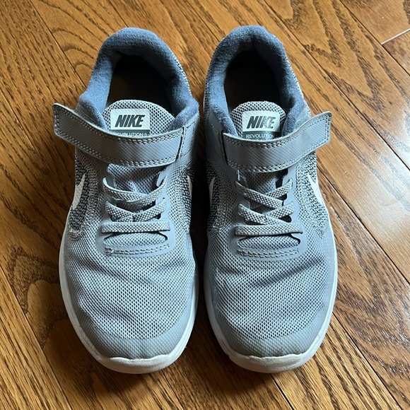 NIKE KIDS REVOLUTION 3 RUNNERS SIZE 1.5Y - Picture 3 of 5